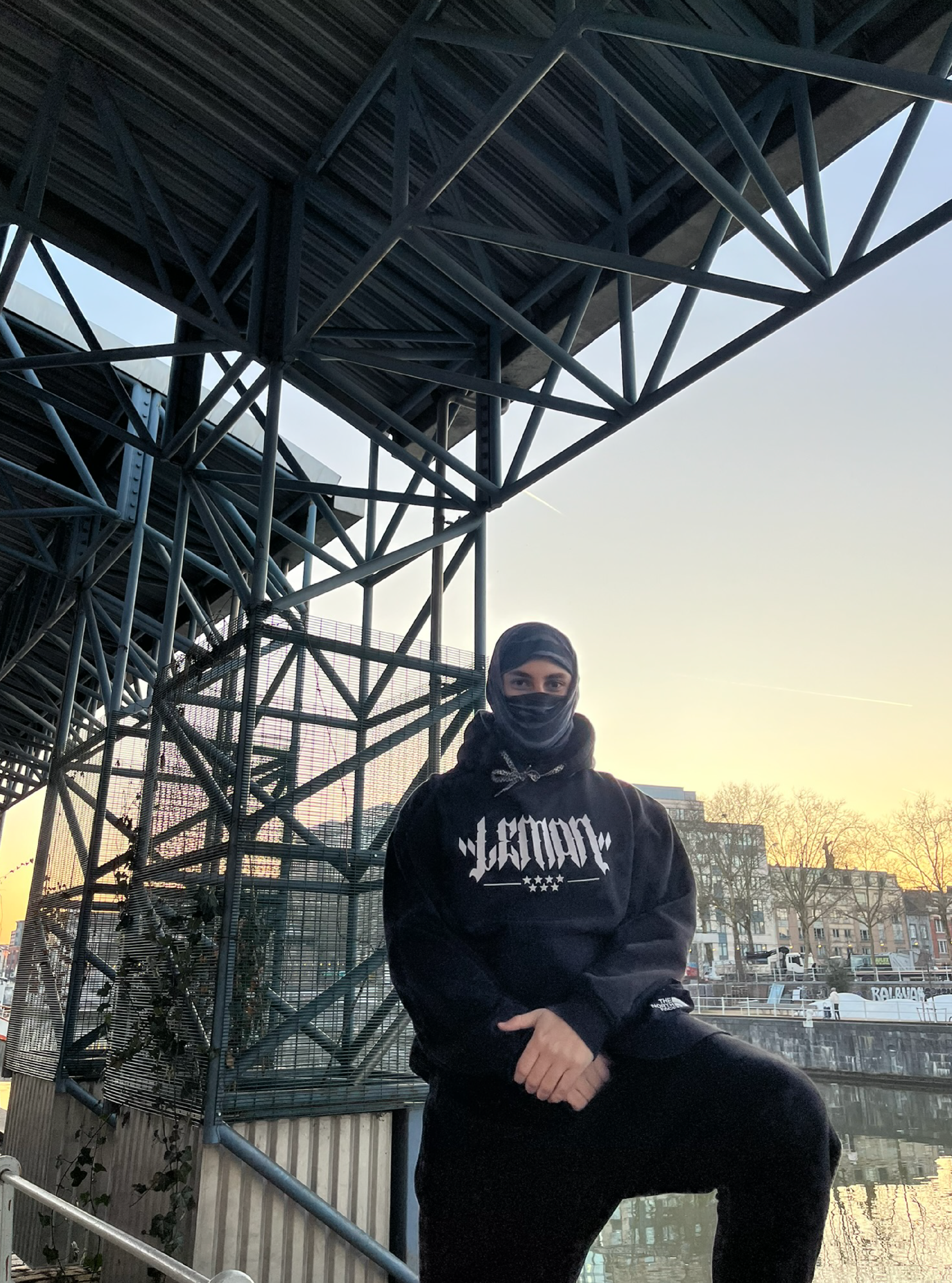 Camiseta de fútbol blanca y negra con logo 'LEMON JUICE'